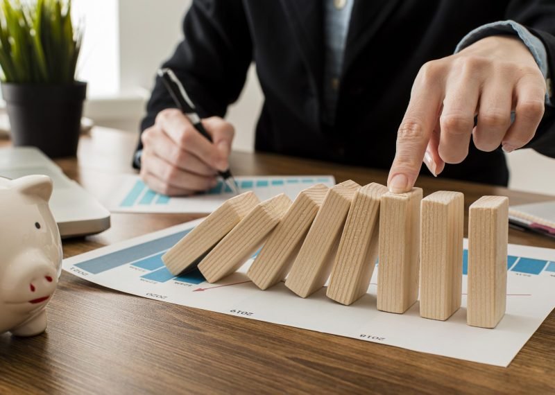 businessman-office-with-wooden-blocks